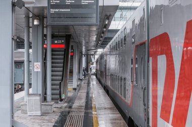 Sochi, Rusya - 10 Nisan 2021: Yolcu treni Adler İstasyonu 'nun yanında duruyor.