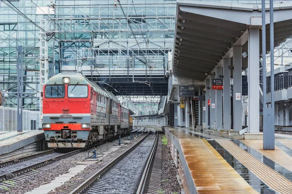 Sotsji Rusland April 2021 Trein Arriveert Regenachtige Dag Station Adler — Stockfoto