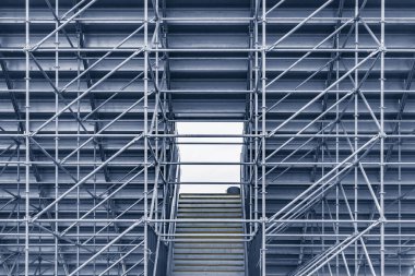 Stadyum tribününün altında metal tüpler inşa ediliyor..