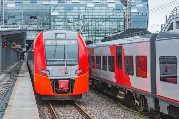 Sochi Rússia Abril 2021 Trem Passageiros Chega Plataforma Estação Adler — Fotografia de Stock