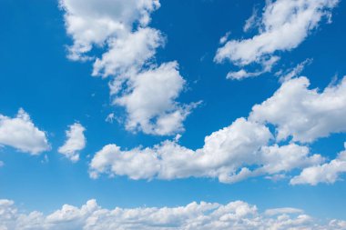 Mavi gökyüzünde bulutlar. Gündüz vakti bulutlu.