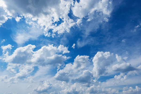 Σύννεφα Στον Γαλάζιο Ουρανό Cloudscape Την Ημέρα — Φωτογραφία Αρχείου