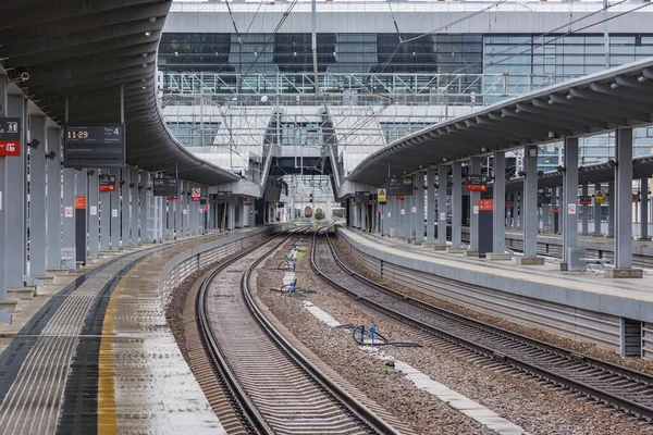 Sochi Ryssland April 2021 Passagerarplattformar Adler Station Regnig Dag — Stockfoto