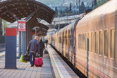 Gün batımından önce trenle gelen yolcular.
