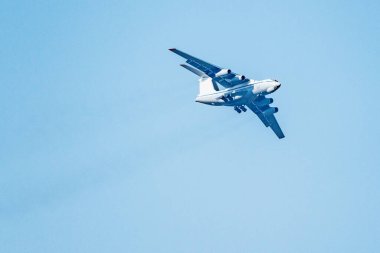 Büyük kargo uçağının uçuşu.