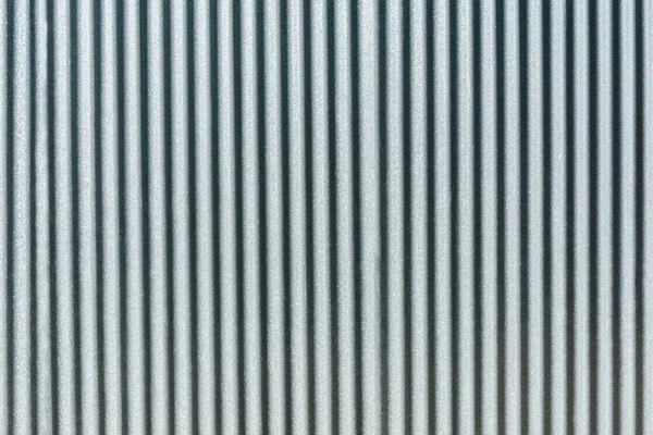 灰色の金属垂直材料様式の壁の背景 — ストック写真