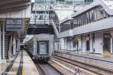 Sochi, Rusya - 10 Nisan 2021: Yağmurlu bir günde Adler İstasyonu 'nun yolcu platformları.