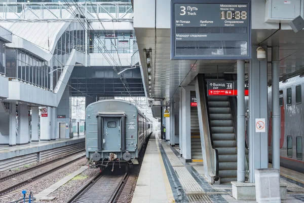 Sochi Rússia Abril 2021 Plataformas Passageiros Estação Adler Dia Chuvoso — Fotografia de Stock