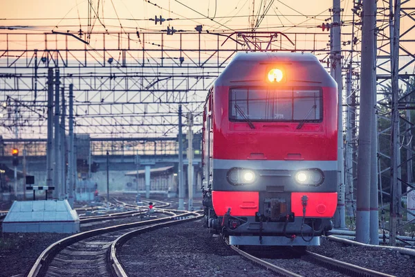 Yolcu Treni Gün Batımında Istasyondan Ayrılıyor — Stok fotoğraf