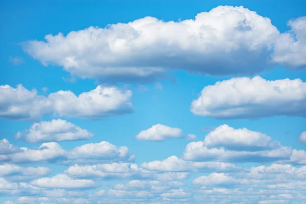 Σύννεφα Στον Γαλάζιο Ουρανό Cloudscape Την Ημέρα — Φωτογραφία Αρχείου
