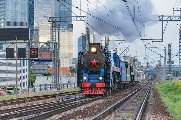 莫斯科背景的复古蒸汽火车 俄罗斯 — 图库照片