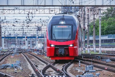 Havaalanından gelen yolcu treni istasyon peronuna yaklaşıyor..