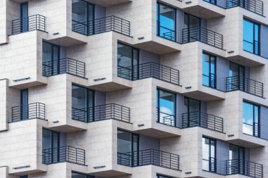 Yeni apartmanın balkonları ve pencereleri.