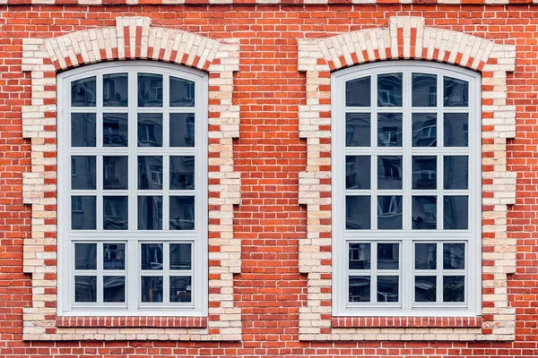 Два Закрытых Окна Старого Здания — стоковое фото