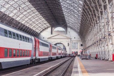 Moskova, Rusya - 30 Mayıs 2021: Yolcu treni kalkmadan önce peronun yanında duruyor.