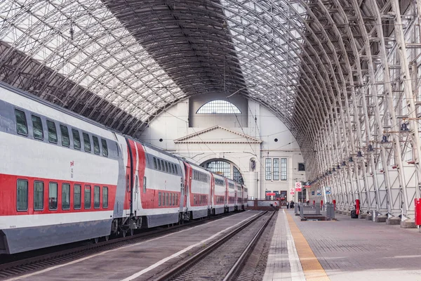 Moscú Rusia Mayo 2021 Tren Pasajeros Para Plataforma Antes Abordar — Foto de Stock