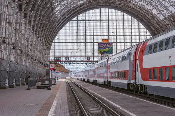 Moscú Rusia Mayo 2021 Tren Pasajeros Para Plataforma Antes Abordar — Foto de Stock