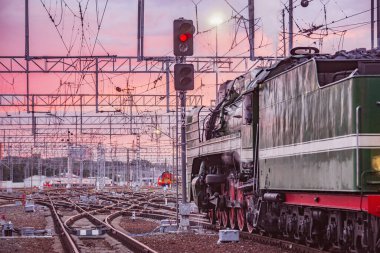 Retro tren gün batımında kalkıyor. Moskova. Rusya.