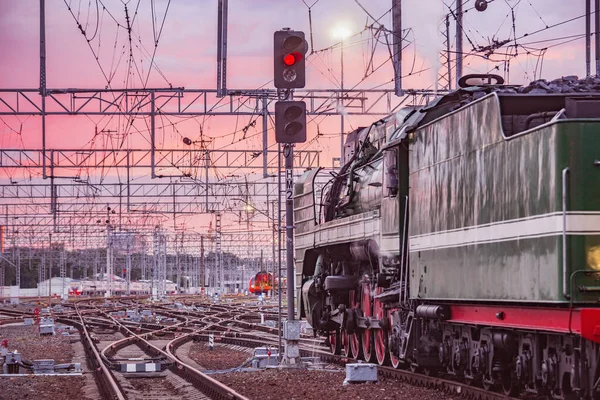 Retro tren gün batımında kalkıyor. Moskova. Rusya.