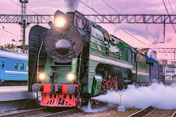 复古列车在日落时离开月台 莫斯科 俄罗斯 — 图库照片