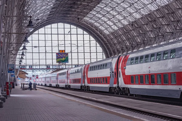 Moscú Rusia Mayo 2021 Pasajeros Andén Tren Antes Abordar — Foto de Stock