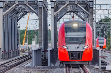 Yüksek hız treni köprüden istasyon platformuna yaklaşıyor..