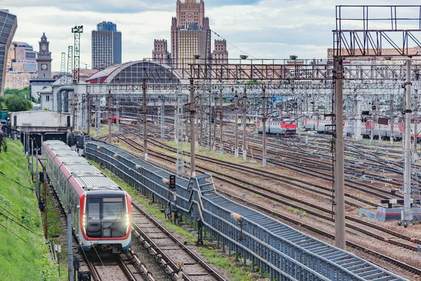 Metro Trein Beweegt Uit Tunnel Het Station Achtergrond Moskou Rusland — Stockfoto