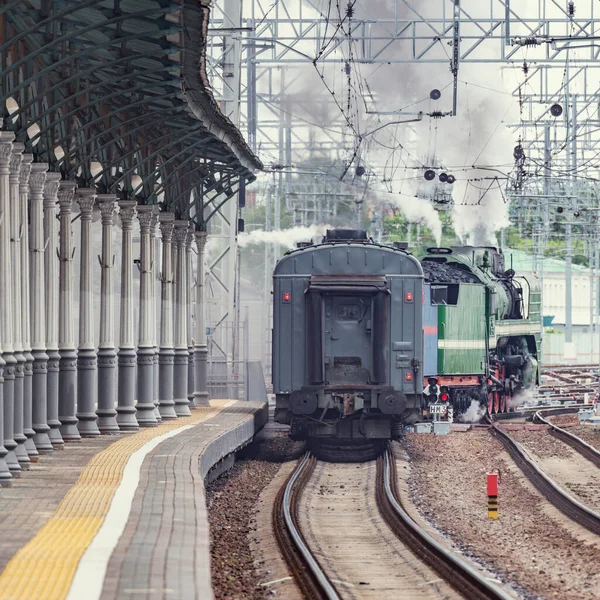 Tren retro sale de la plataforma. — Foto de Stock