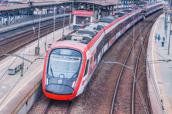 Passagierstrein bij het perron. — Stockfoto