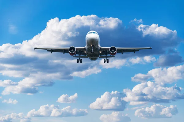 Samolot Pasażerski Gotowy Lądowania Pochmurnym Niebie — Zdjęcie stockowe