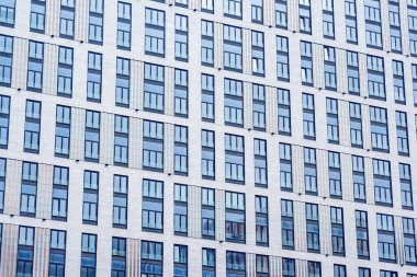 Yeni apartmanın pencereleri..