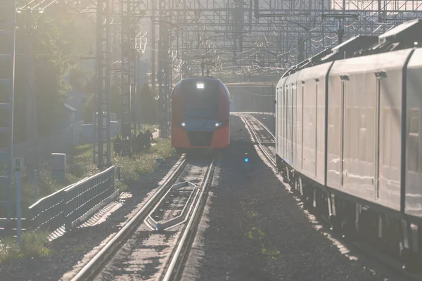 Електричні Поїзди Рухаються Під Час Заходу Сонця Москва Росія — стокове фото