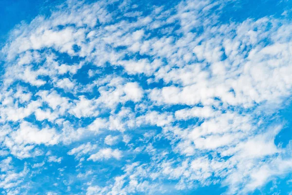 蓝天上的云彩 白日时分的云彩 — 图库照片