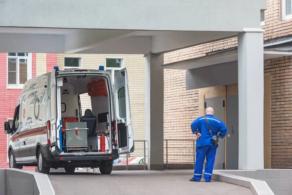 Carro Ambulância Fica Perto Entrada Hospital — Fotografia de Stock