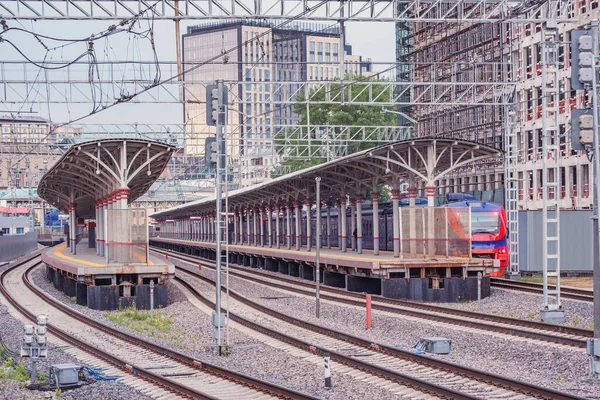 Elektriskt Tåg Står Vid Plattformen Vid Solnedgången Moskva Ryssland — Stockfoto