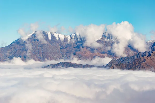 Sonbahar zamanı dağların üzerinde bulutlar. — Stok fotoğraf