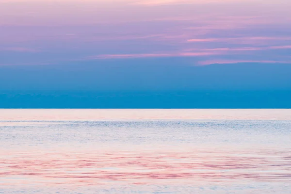 Cielo rosado atardecer sobre la superficie del océano. —  Fotos de Stock