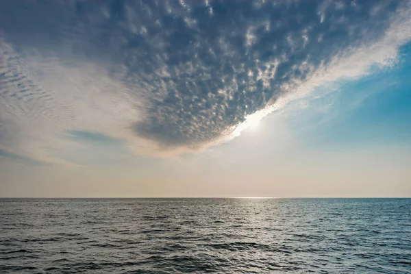 Удивительное Небо Заката Над Поверхностью Океана — стоковое фото