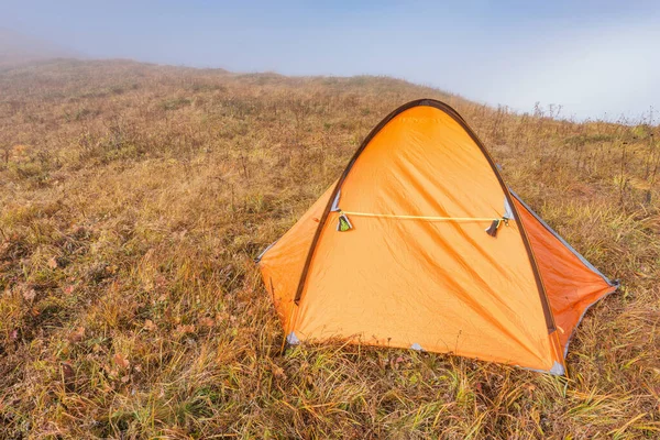 Barraca Laranja Topo Montanha Manhã Nebulosa Horário Outono — Fotografia de Stock