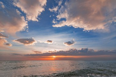 Yaz mevsiminde deniz manzarası.