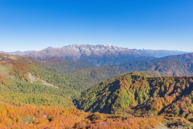 Sonbahar akşamında dağ manzarası. Kafkasya Rusya.