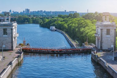 Yaz akşamları nehir manzaralı bir kapı. Moskova. Rusya.
