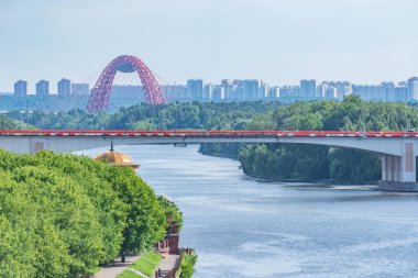Yaz akşamında nehrin yukarısındaki köprüler. Moskova. Rusya.