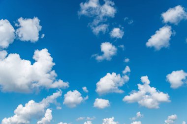 Mavi gökyüzünde küçük bulutlar. Gündüz vakti bulutlu.