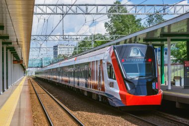 Moskova, Rusya - 13 Haziran 2021: Moskova Merkez Çapı D2 Podolsk treni Streshnevo tren istasyonunun yanında duruyor.