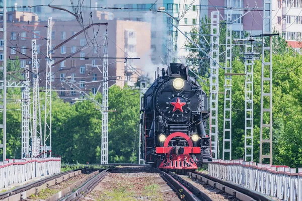 复古列车在城市背景上运行 莫斯科 俄罗斯 — 图库照片