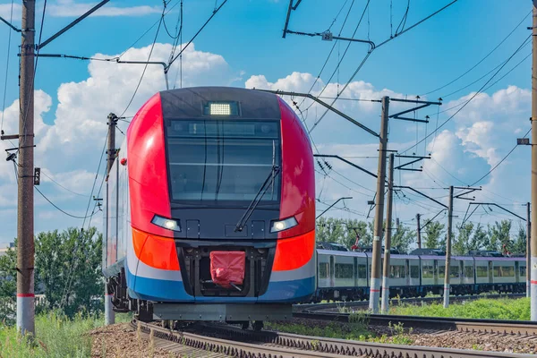 电气火车在白天运行 莫斯科 俄罗斯 — 图库照片