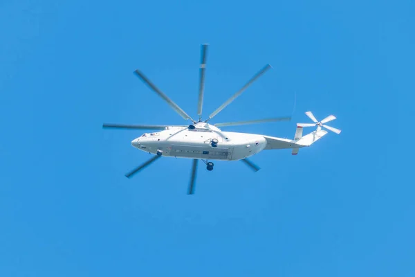 Hélicoptère Transport Blanc Volant Dans Ciel Bleu — Photo