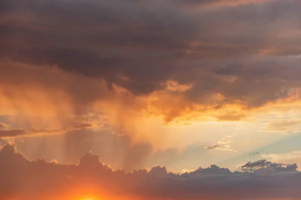 Erstaunliche Wolkenlandschaft Himmel Bei Sonnenuntergang Nach Regen — Stockfoto