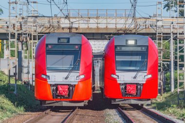 Elektrikli trenler gündüz hareket eder. Moskova. Rusya.